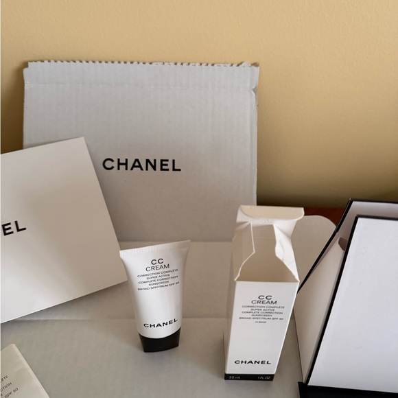 CHANEL AUTHENTIC CC CREAM #10 BEIGE - Picture 7 of 10